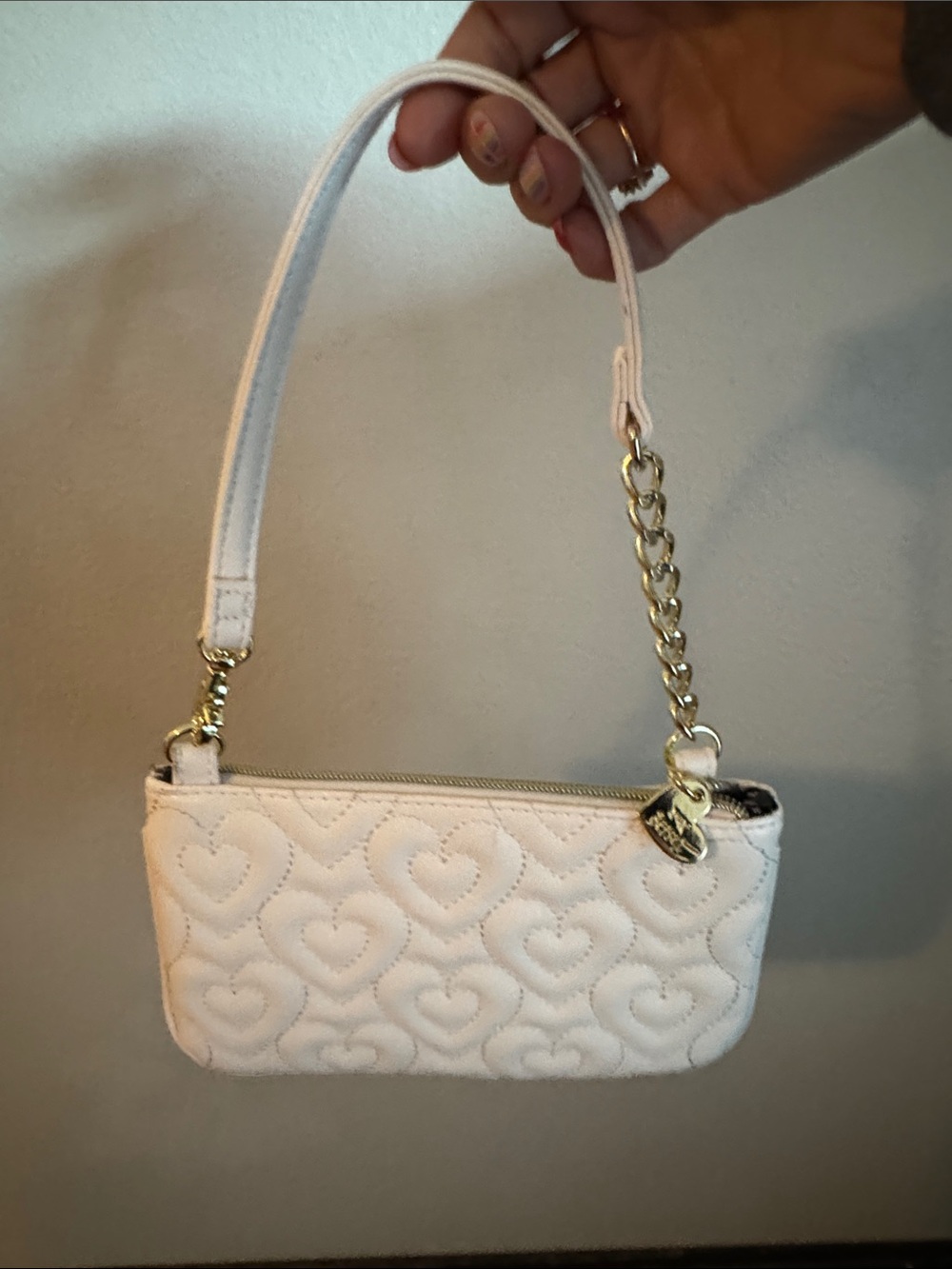 Betsy Johnson White Quilted Heart-Pattern Wristlet purse. Gold accents. NWOT